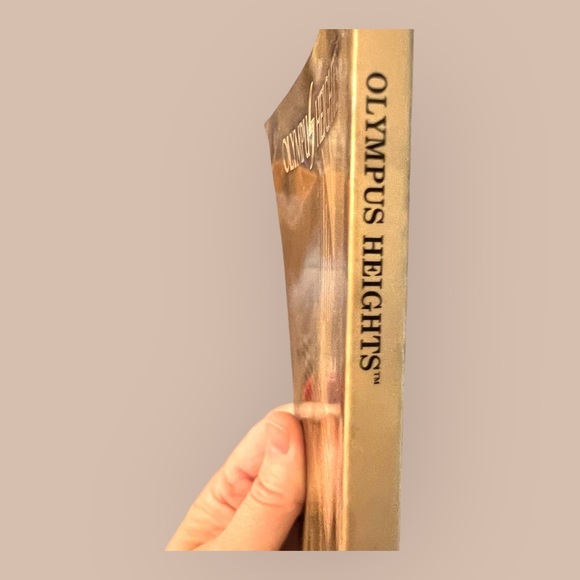 Olympus Heights - Graphic Novel - Picture 6 of 7